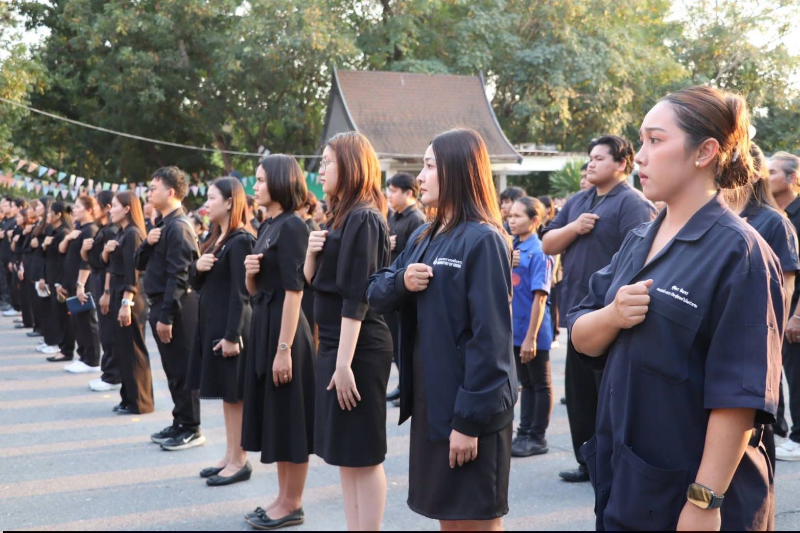 title - ผู้อำนวยการศูนย์ส่งเสริมและพัฒนาอาชีพเสริมนอกภาคการเกษตร ร่วมกิจกรรมแสดงความอาลัยและแสดงความจงรักภักดีสมเด็จพระนางเจ้าสิริกิต์ พระบรมราชินีนาถ พระบรมราชชนนีพันปีหลวง โครงการหนึ่งความดี ล้านความรัก ภูมิใจพรรคพระพันปีหลวง ณ ศาลาพระมิ่งขวัญ ศูนย์ส่งเสริมและพัฒนาอาชีพเสริมนอกภาคการเกษตร (ศูนย์ศิลปาชีพบางไทรฯ (เดิม))